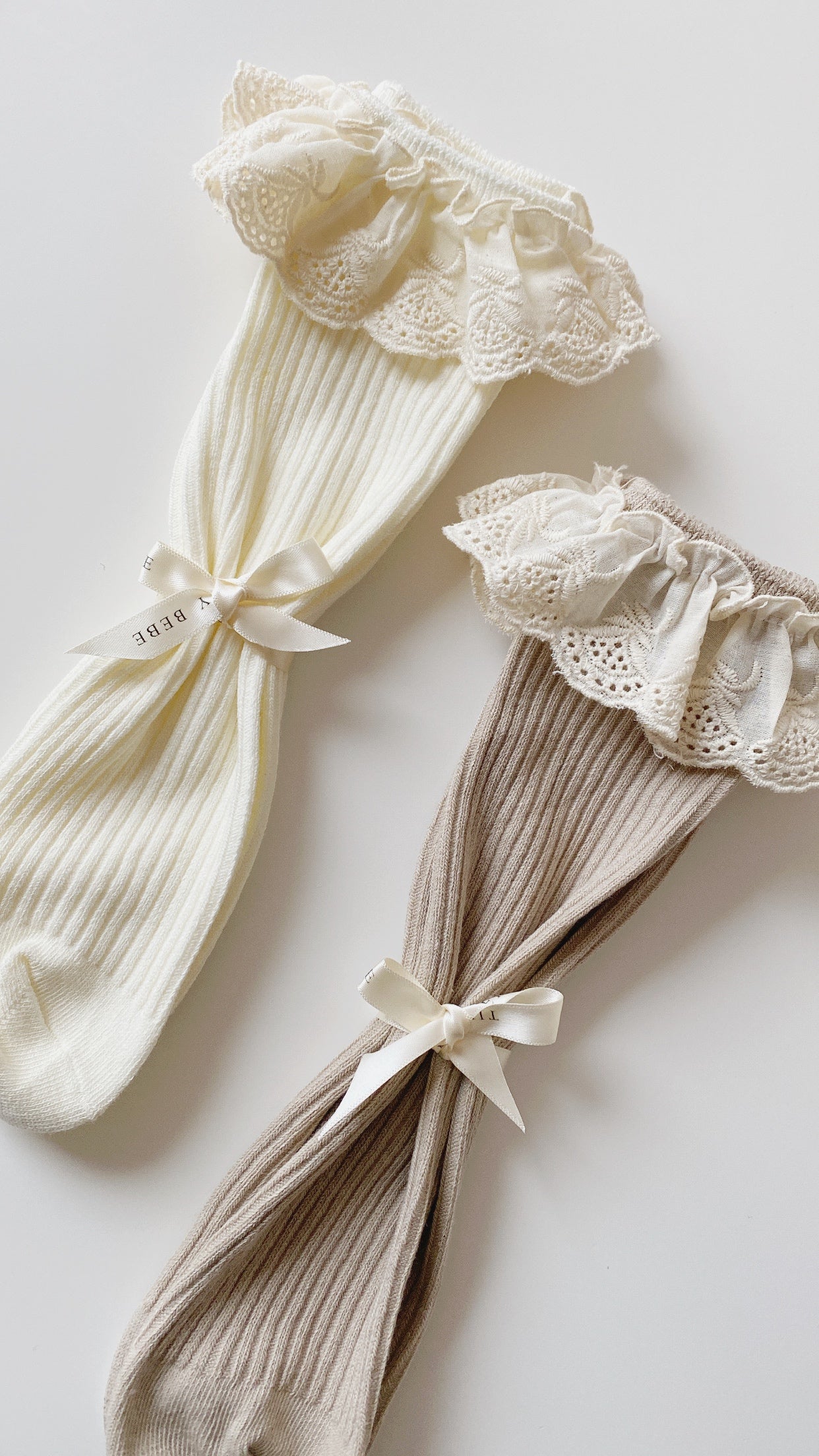 Creme broderie frill sokken